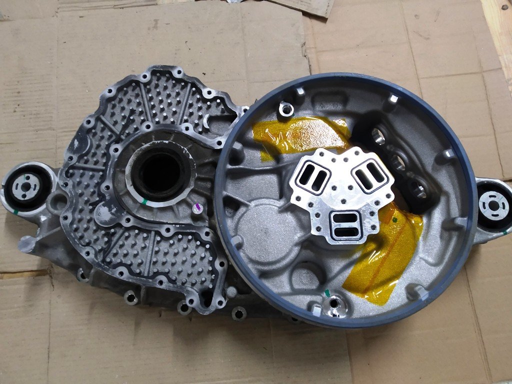 1 Motor gearbox housing with oil seal and bearing assembly Tesla model S, model S REST 100620500A
